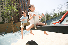 快乐儿童玩跷跷板