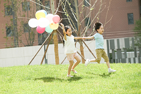 快乐儿童在草地上玩耍