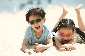 儿童在户外玩耍