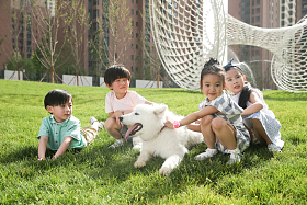 快乐的孩子在外面玩耍照片