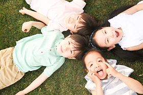 快乐的孩子们在草地上玩耍