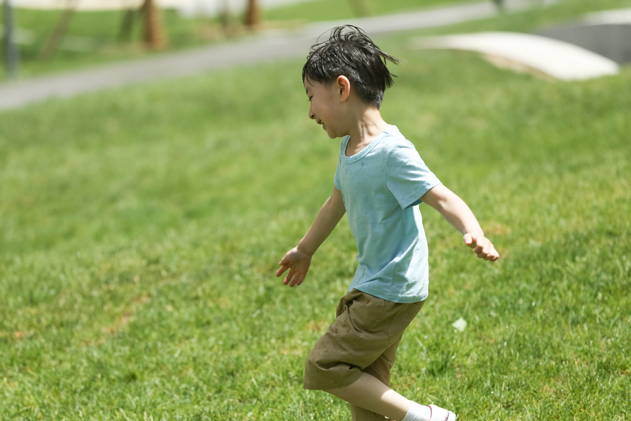 小男孩在户外玩耍 小男孩在户外玩耍