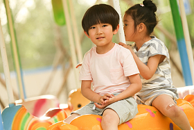 儿童在外面玩耍图片