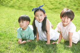 快乐的孩子趴在草地上