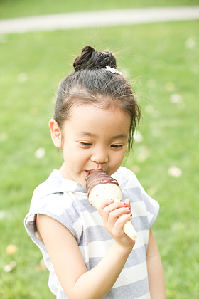 小女孩吃冰淇淋