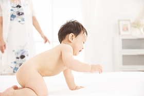 妈妈陪宝宝玩耍