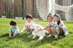 快乐的孩子在外面玩耍照片