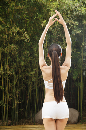 青年女人健身照片