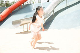 儿童在沙子里踢球照片