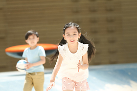 儿童在沙子里踢球图片