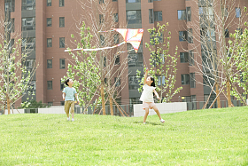 儿童在草地上玩耍图片