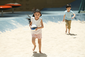 儿童在沙子里踢球