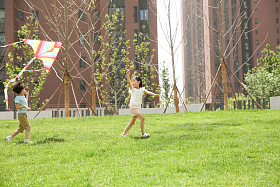 儿童在草地上玩耍图片