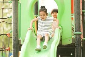 儿童在户外玩滑梯