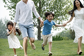 快乐家庭在草地上奔跑