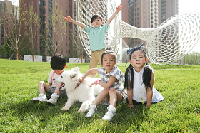 快乐的孩子在外面玩耍照片