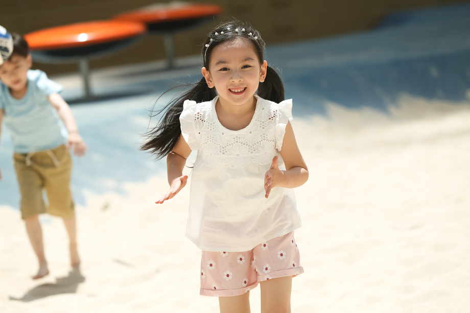 儿童在沙子里踢球 儿童在沙子里踢球