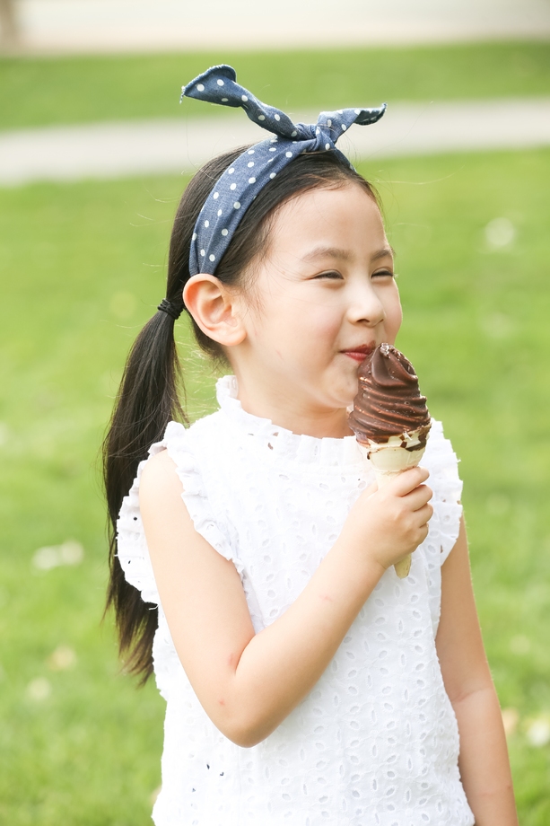 小女孩吃冰淇淋照片 小女孩吃冰淇淋照片