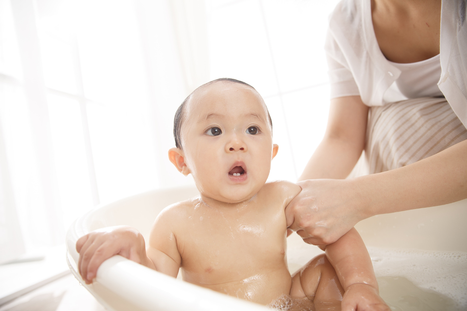 妈妈给宝宝洗澡 妈妈给宝宝洗澡