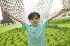 小男孩在户外玩耍照片