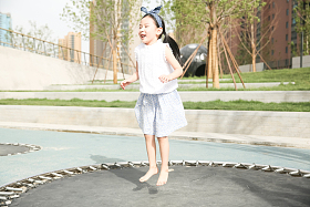 快乐儿童在户外玩耍图片