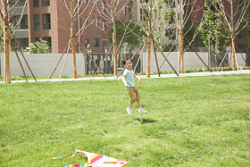 小男孩在户外玩耍