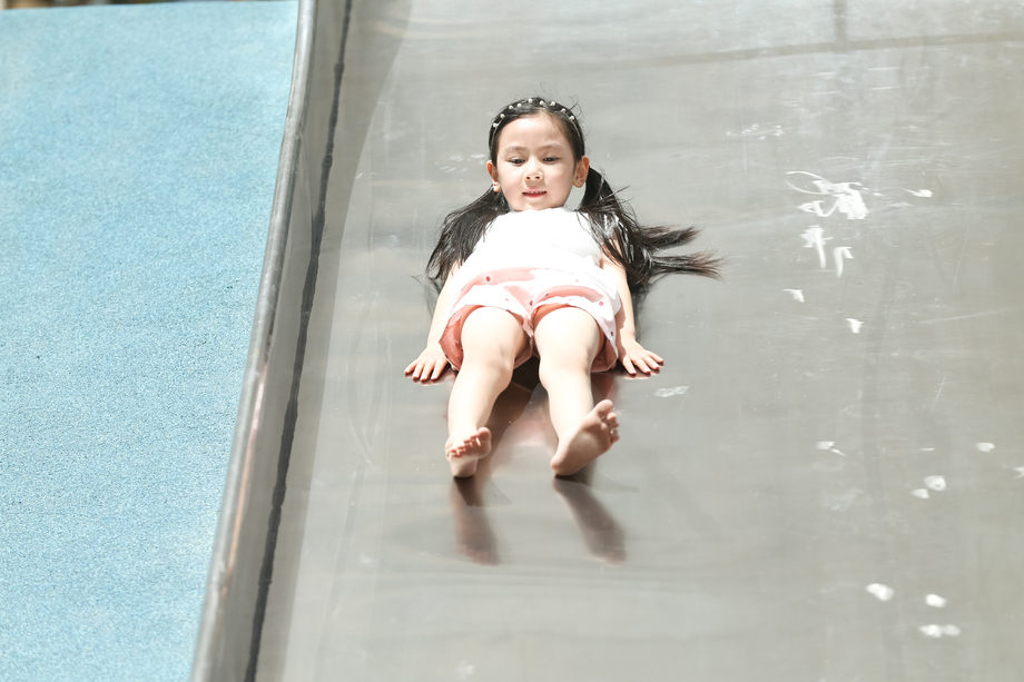小女孩在户外玩滑梯 小女孩在户外玩滑梯