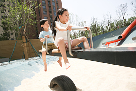 快乐儿童玩跷跷板