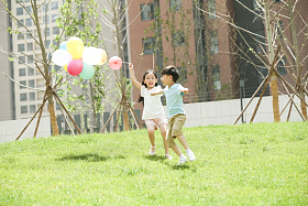 快乐儿童在草地上玩耍照片