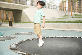 快乐儿童在户外玩耍照片