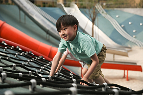 快乐儿童在户外玩耍图片