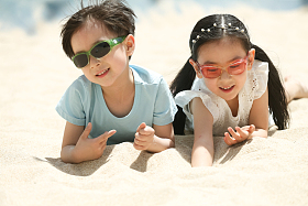 儿童在户外玩耍照片