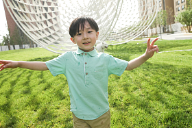 小男孩在户外玩耍