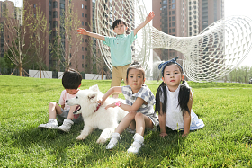 快乐的孩子在外面玩耍照片