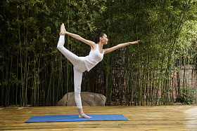 青年女人练习瑜伽照片