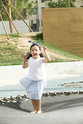 快乐儿童在户外玩耍照片