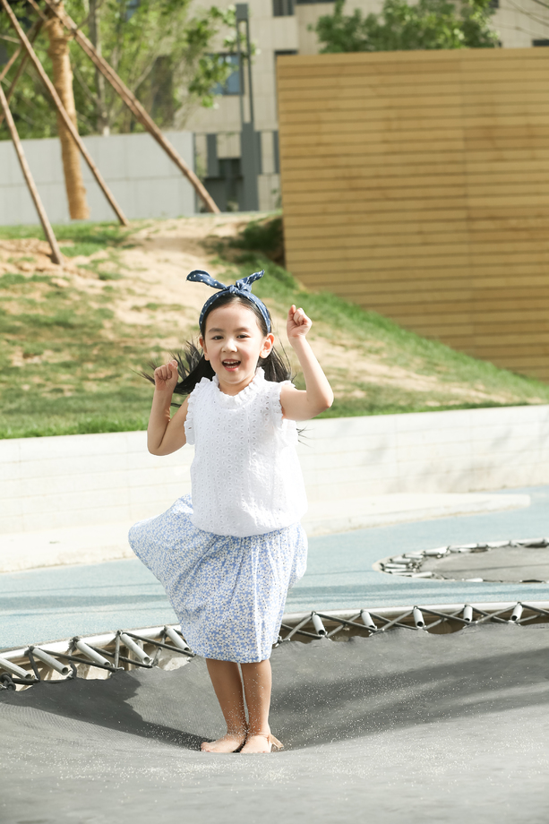 快乐儿童在户外玩耍照片 快乐儿童在户外玩耍照片