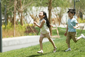 快乐儿童在草地上玩耍图片