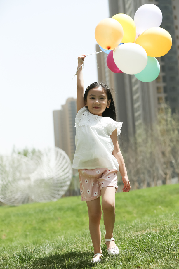 小女孩在户外玩耍照片 小女孩在户外玩耍照片