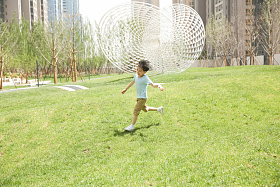 小男孩在户外玩耍图片