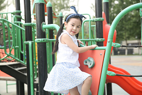 快乐儿童在户外玩耍图片