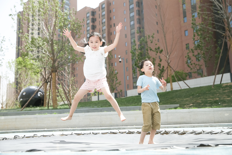 快乐儿童在户外玩耍 快乐儿童在户外玩耍