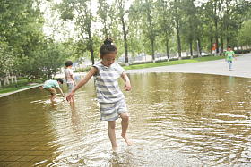 快乐儿童在户外蹚水玩图片