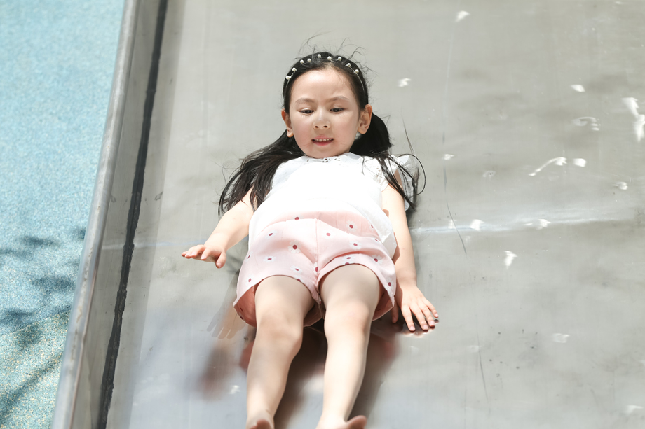 小女孩在户外玩滑梯 小女孩在户外玩滑梯