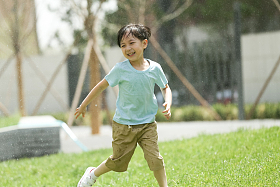 小男孩在户外玩耍照片