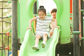 儿童在户外玩滑梯图片