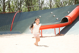 儿童在沙子里踢球照片