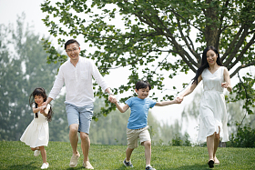 快乐家庭在草地上奔跑