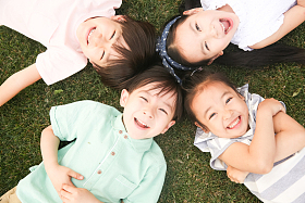 快乐的孩子们在草地上玩耍