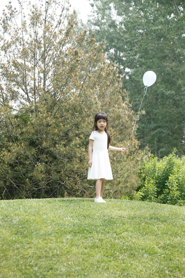 可爱的小女孩在户外玩耍 可爱的小女孩在户外玩耍